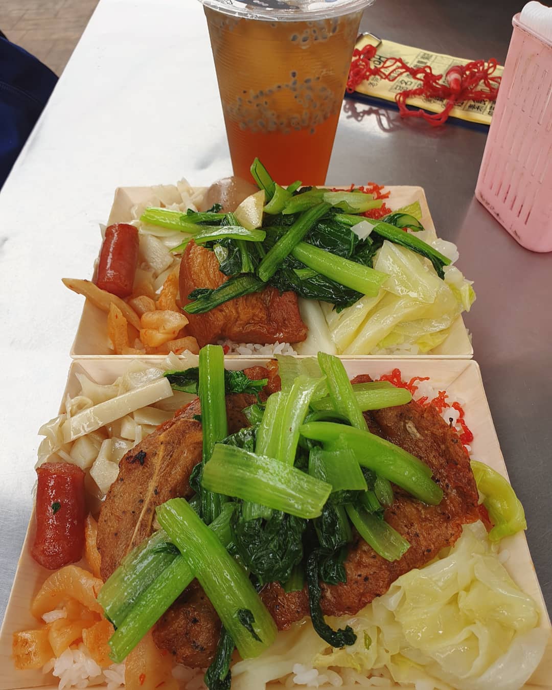 猪扒和控肉便當 (NT$100 each) — Taipei pork chop & braised pork bento!