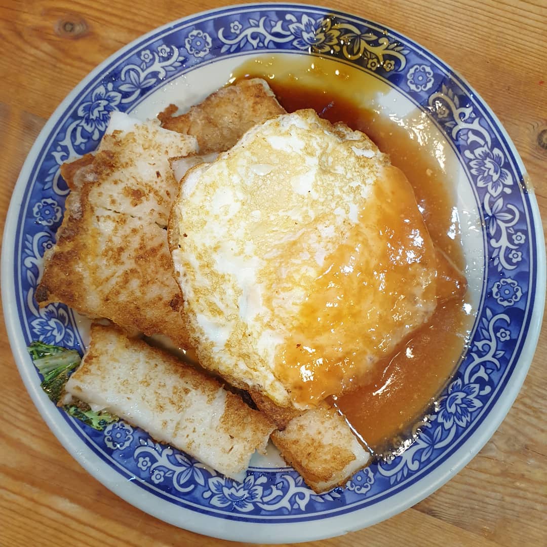 萝卜糕 + 煎蛋 (NT$65) — Taipei radish cake breakfast!