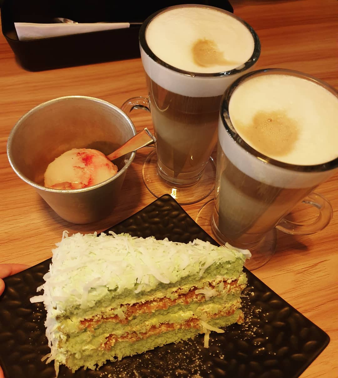 Osmanthus latte + Speculoos latte + Yuzu raspberry sorbet + Ondeh ondeh cake ($22.10)!