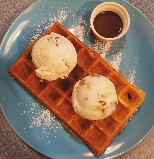 Snickers bar honeycomb vanilla & Salted speculoos ice cream waffle (waffle: $4 + grab deal: $0.50 per scoop)!