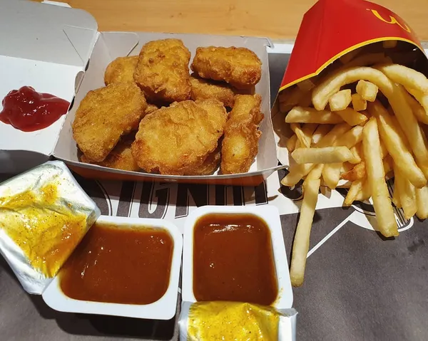 9 pcs McNuggets & Medium fries (€9.45)!