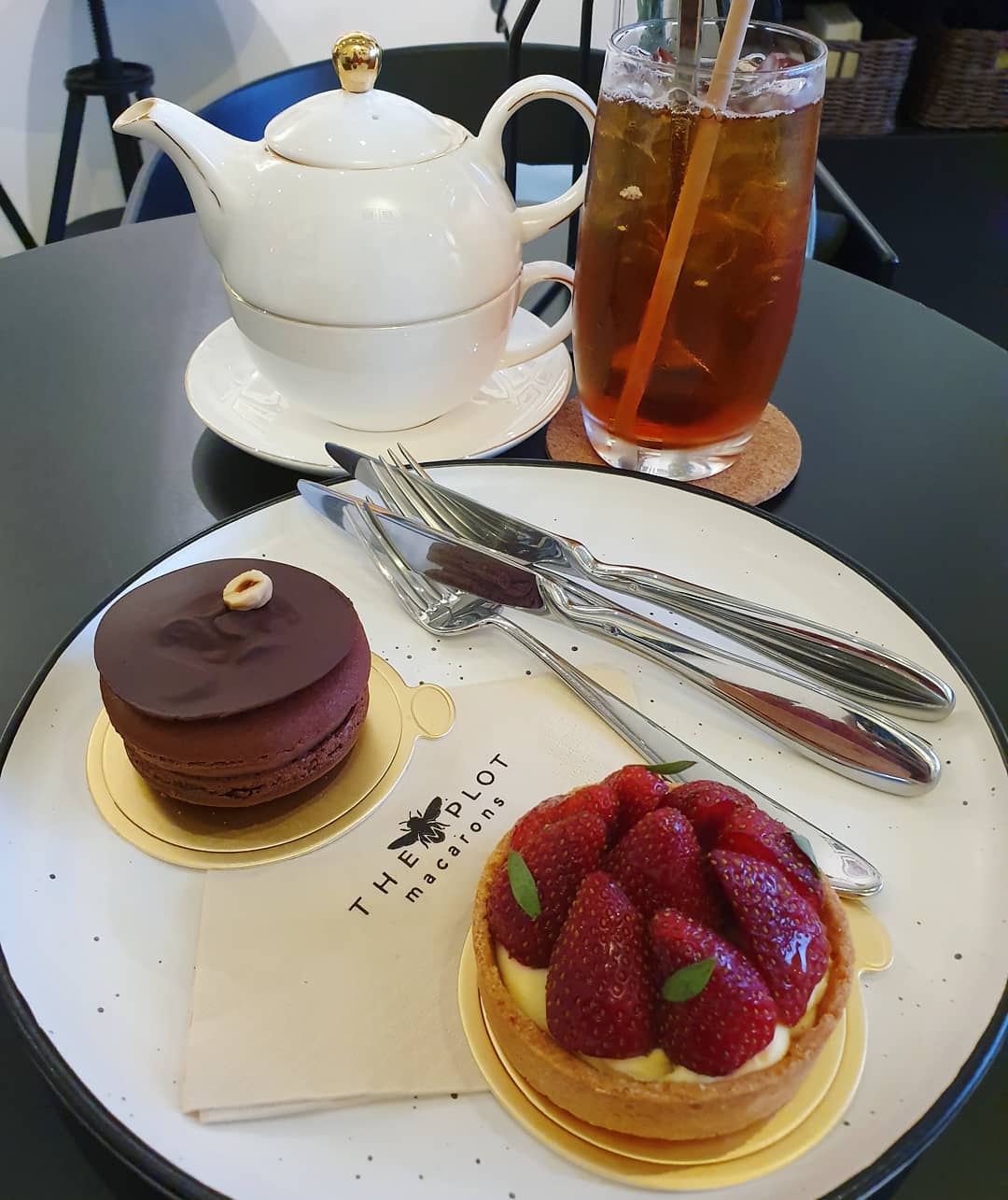2 big macarons & tea (Burpple Beyond: $11.50)!