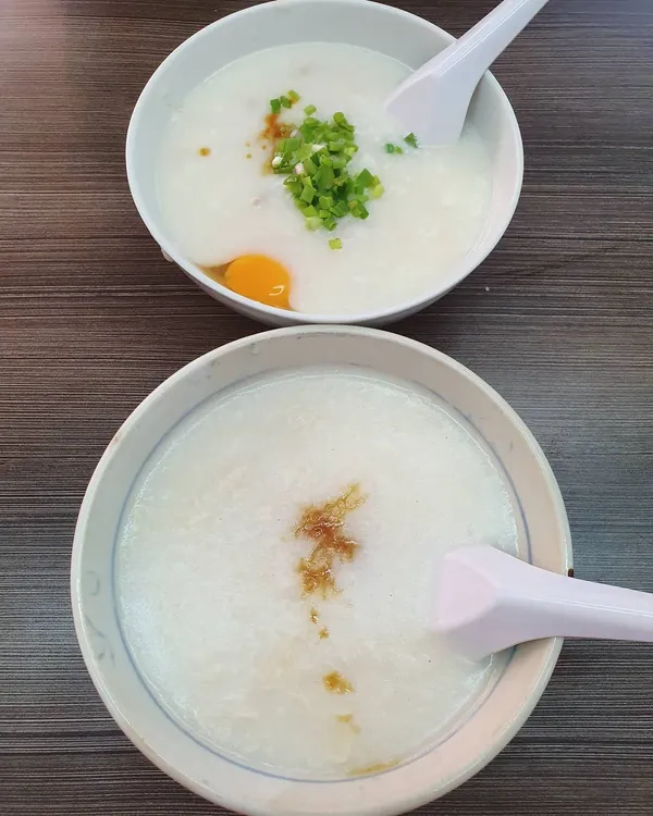 Sliced fish porridge ($4) + egg ($0.50) & Sliced chicken porridge ($3.50)!