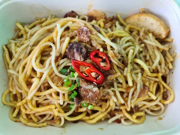 Peranakan laksa dry noodles with fishcakes & vegetables!