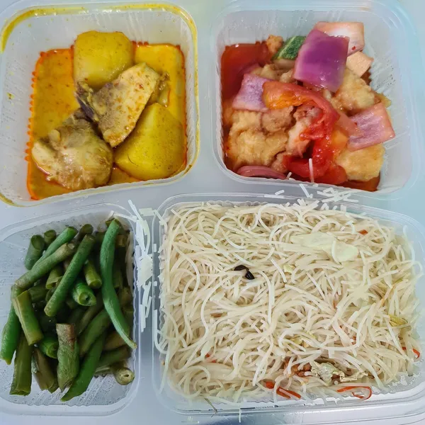 Sin chow bee hoon, curry chicken & potatoes, long beans, sweet & sour fish ($5)!