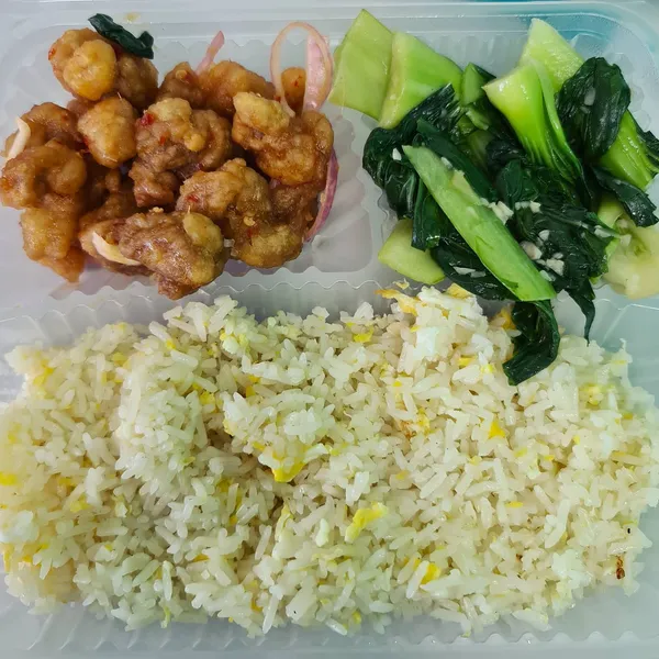 Egg fried rice, garlic vegetables & Thai style chicken!