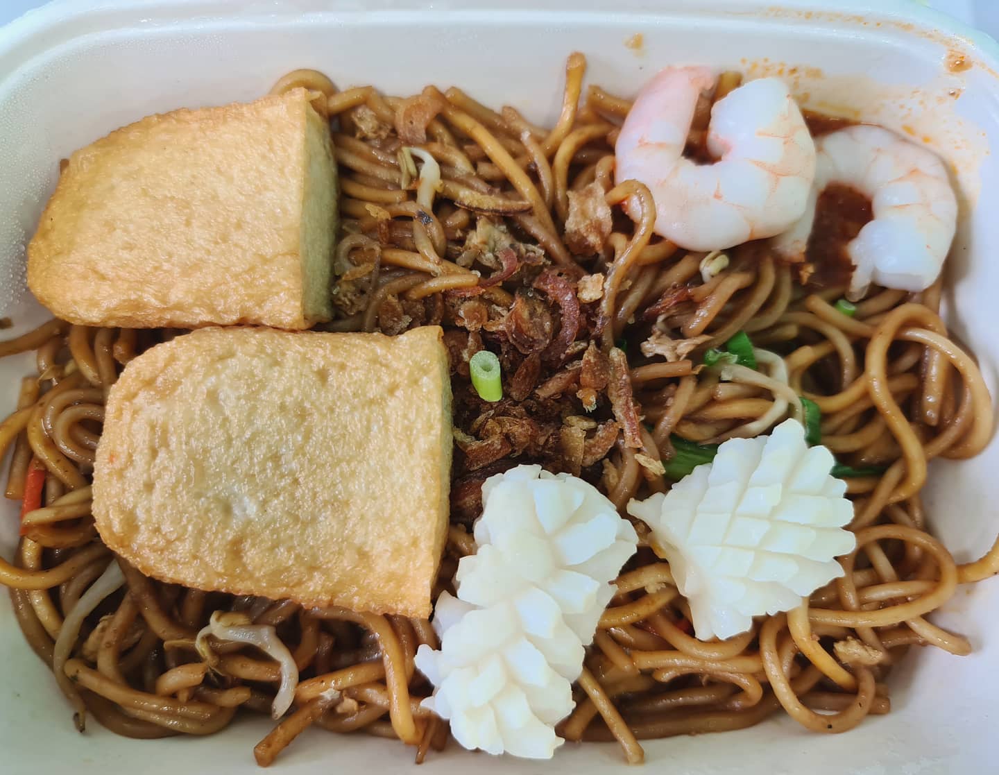 Hokkien mee with fish cake and sambal!