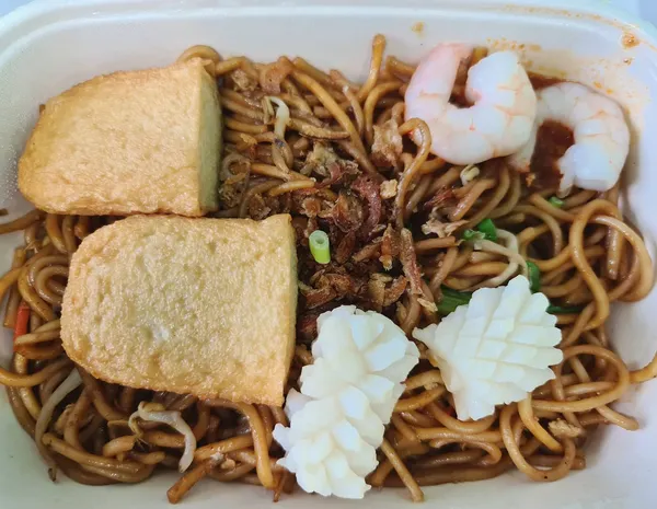 Hokkien mee with fish cake and sambal!