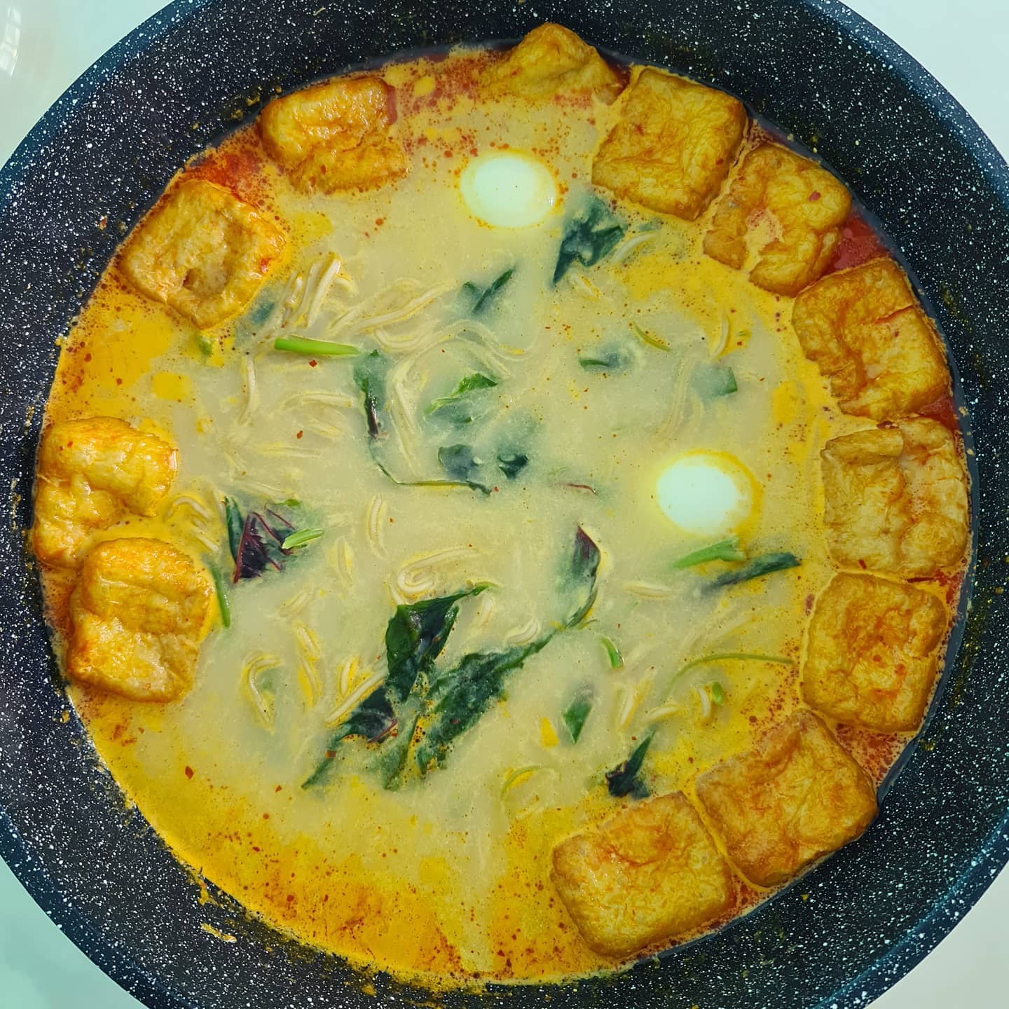 Wholegrain noodles laksa in a pot!