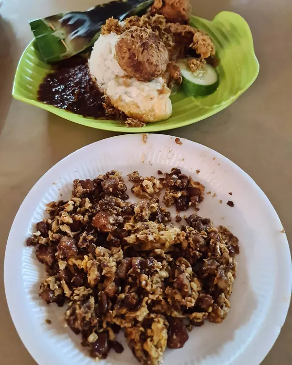 Nasi lemak ($5) & Carrot cake ($2.50)!