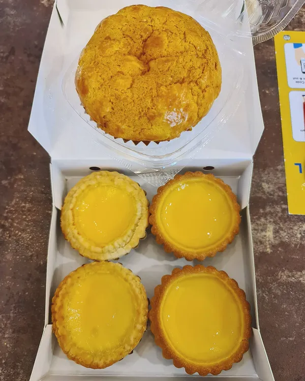 Polo bun and egg tarts (HKTB 10%: $10.53)!