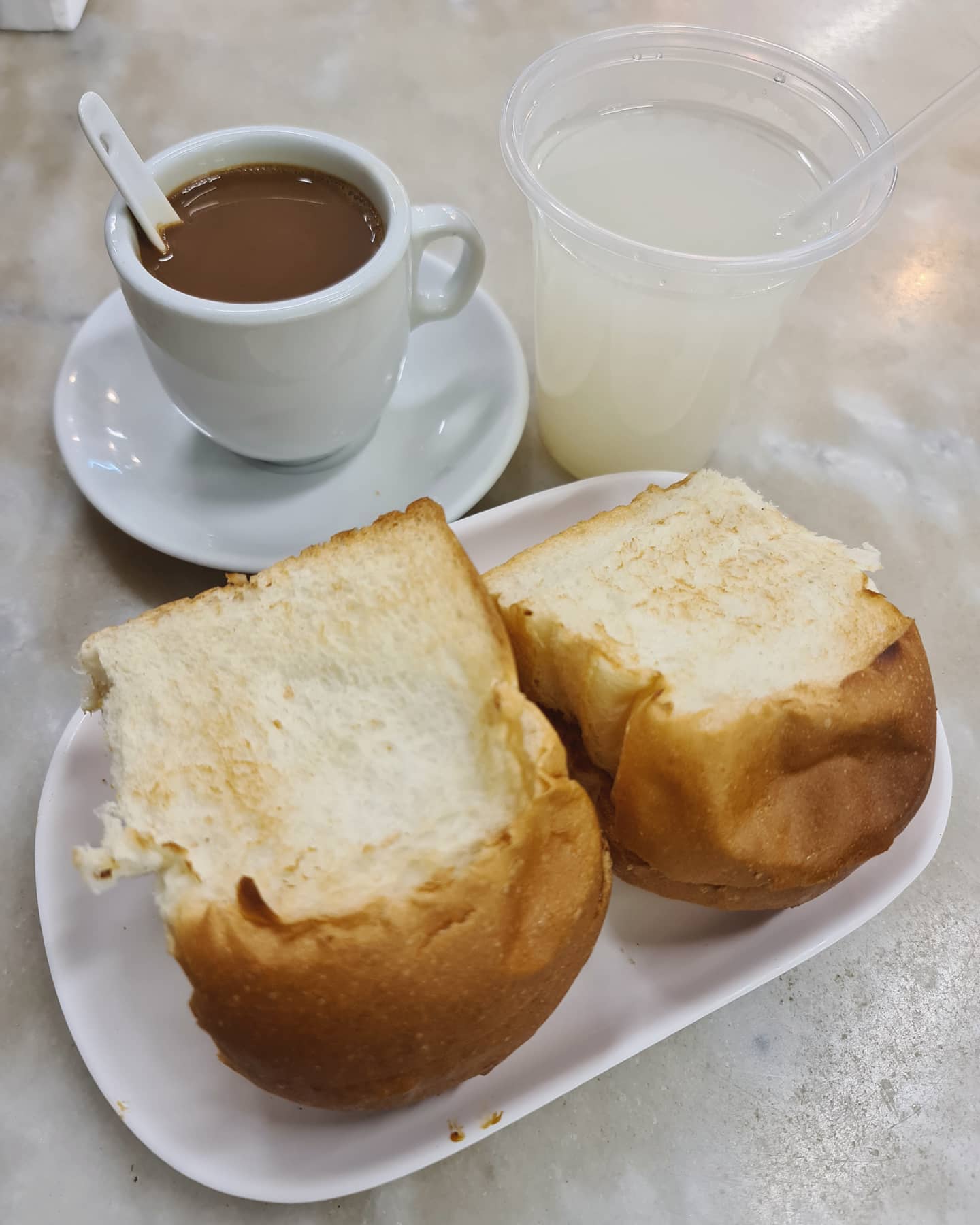 Old-school coffee break — kopi, soya bean & buttered buns ($5.70)!