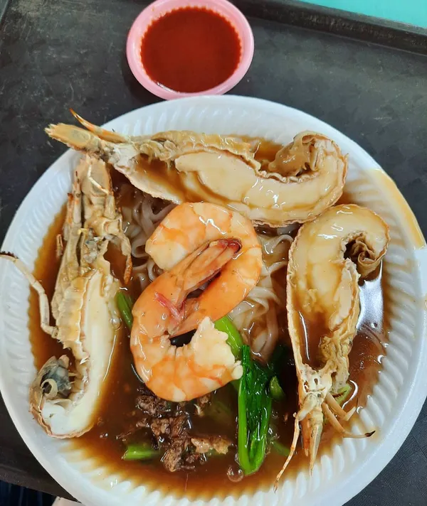 Crayfish prawn hor fun at a Chinatown hawker ($10)!
