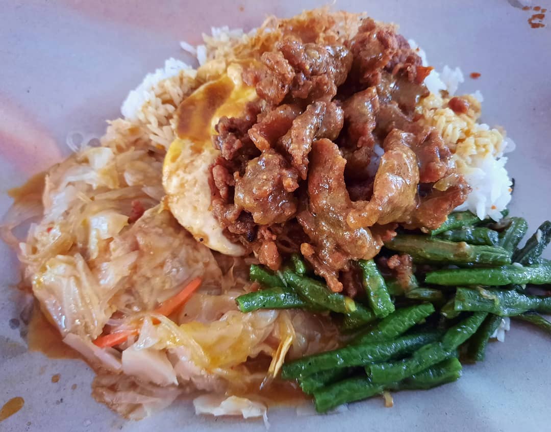 Hainanese curry rice at a hawker stall ($4)!