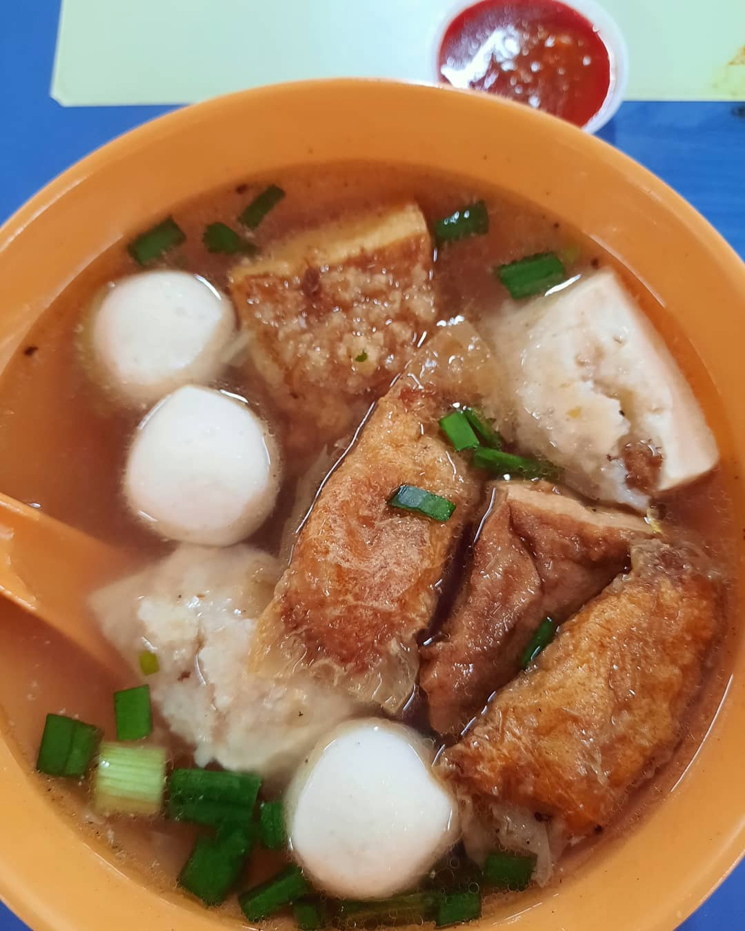 酿豆腐 (yong tau foo soup) at a Chinatown hawker ($4.50)!