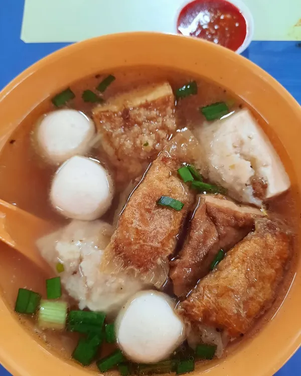 酿豆腐 (yong tau foo soup) at a Chinatown hawker ($4.50)!