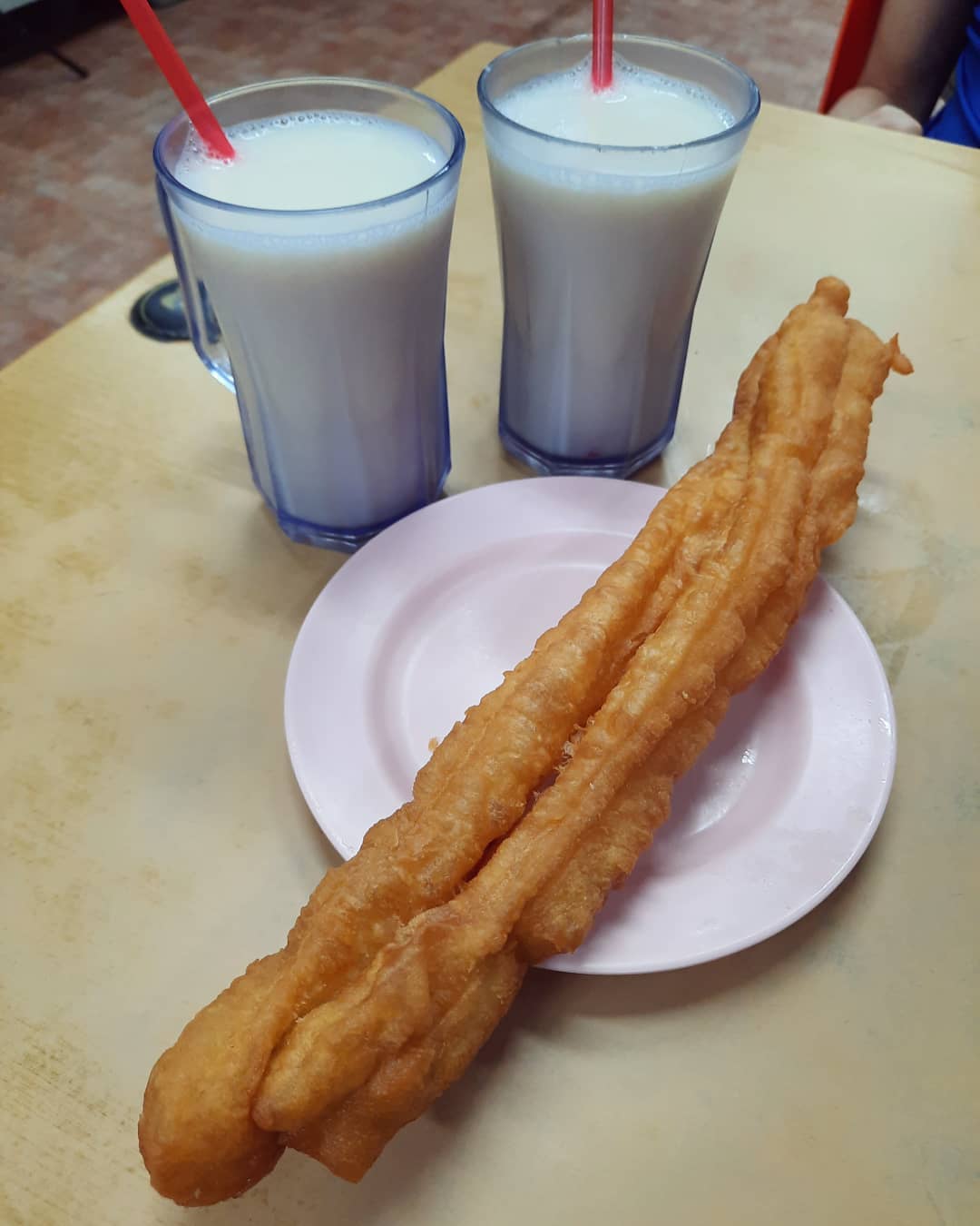 豆浆油条 (soya milk + youtiao) at a Geylang soya shop ($4.60)!