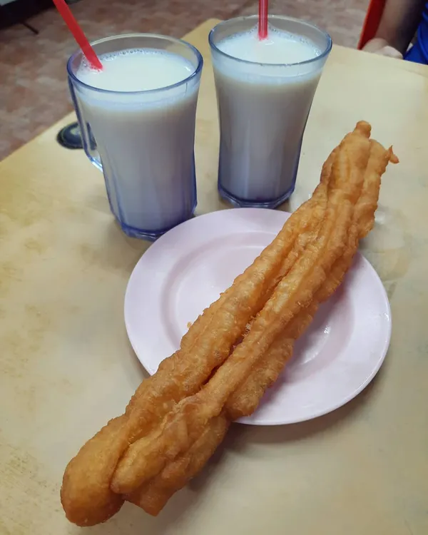 豆浆油条 (soya milk + youtiao) at a Geylang soya shop ($4.60)!