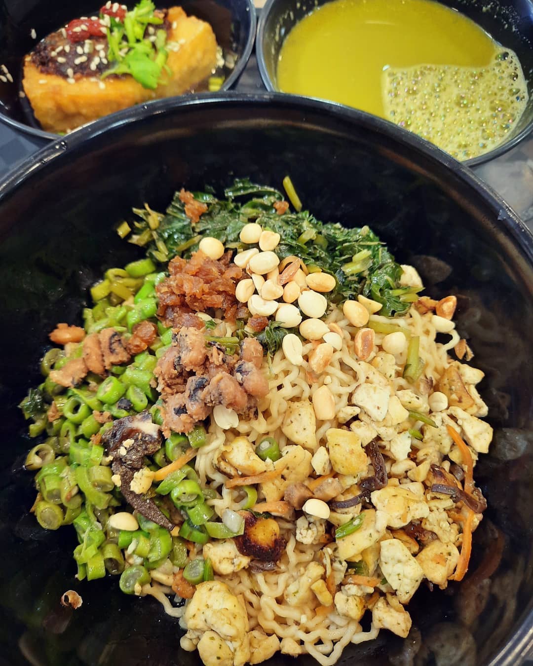 Lei cha kolo mee + yong tau foo at a Hakka stall ($4.80 + $1.50)!