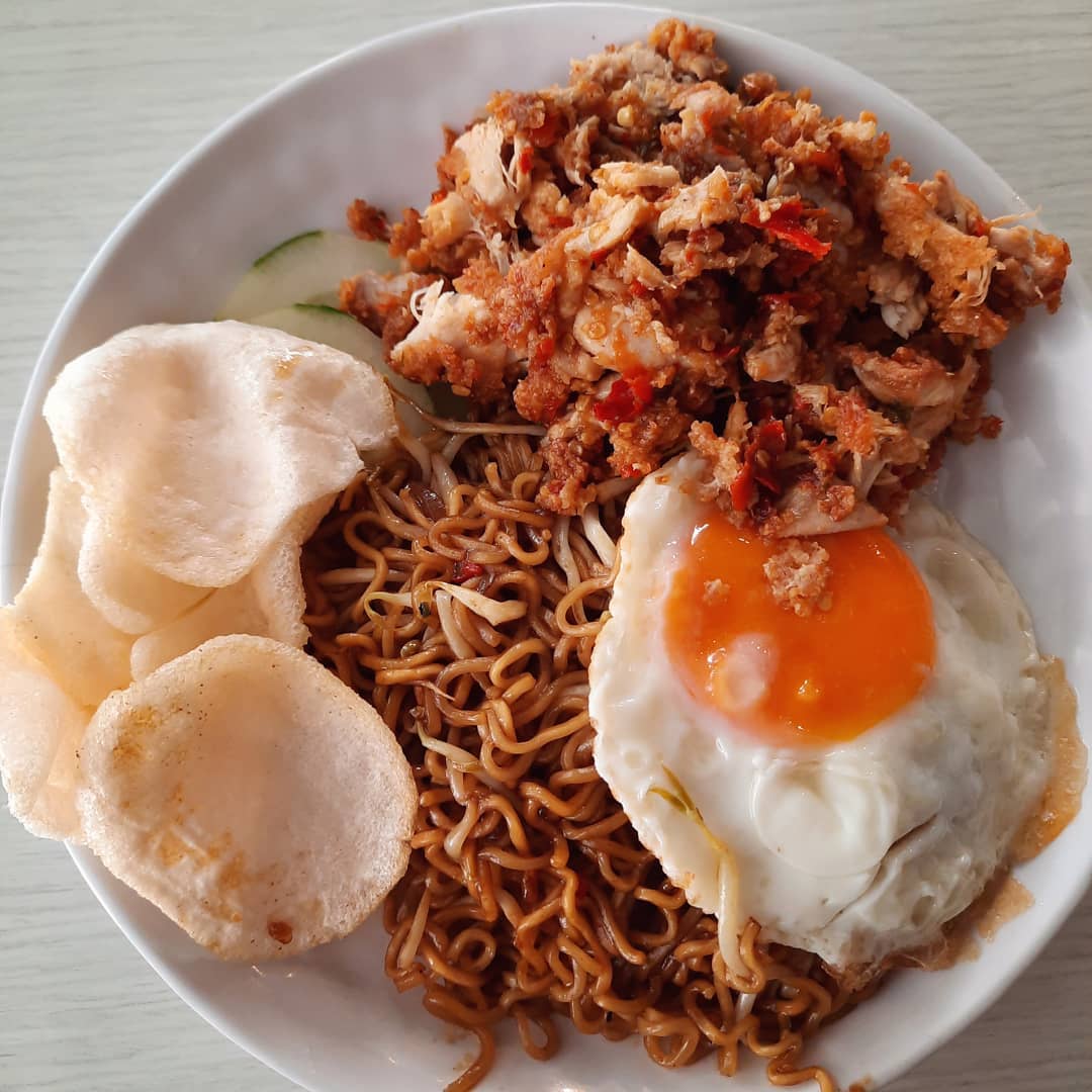 Indomie Smashed Chimken at an Indo-fusion café (spicy level 2: $8)!