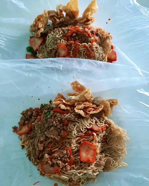 Sarawak kolo mee + 8 pcs fried wanton via GrabFood ($17.75)!
