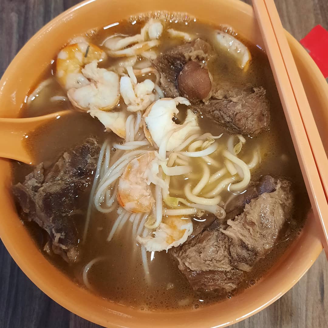 排骨小虾米粉面 (pork ribs + prawns noodles) at a Chinatown hawker (M: $9)!
