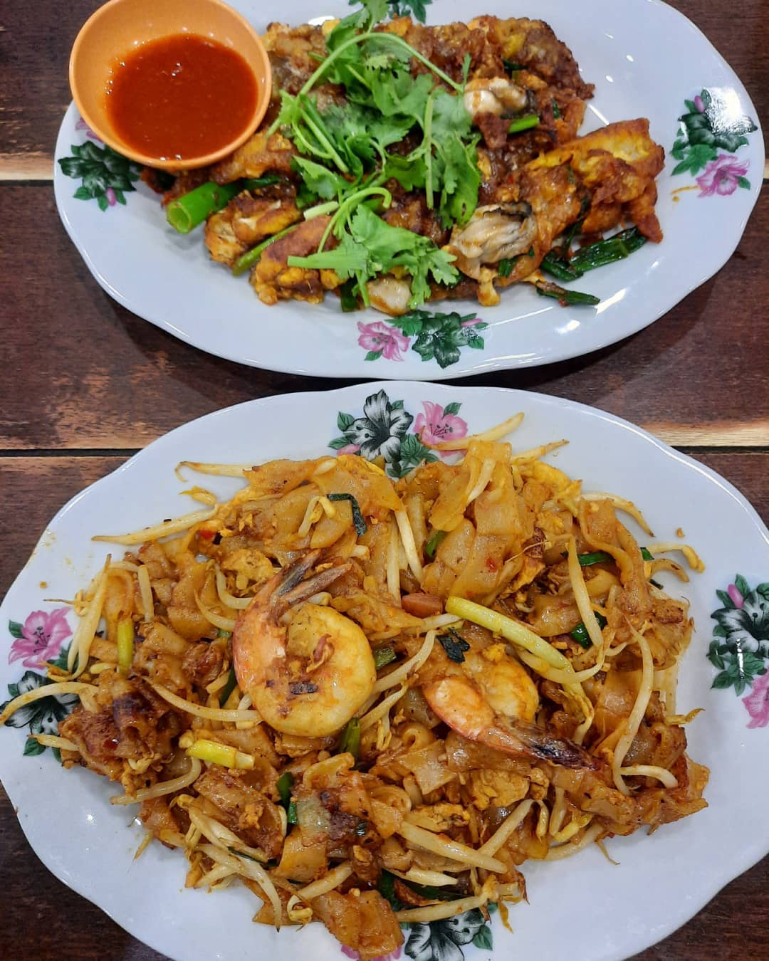 炒粿条 + 耗煎 (CKT + oyster omelette) at an Ang Mo Kio hawker ($4.50 each)!
