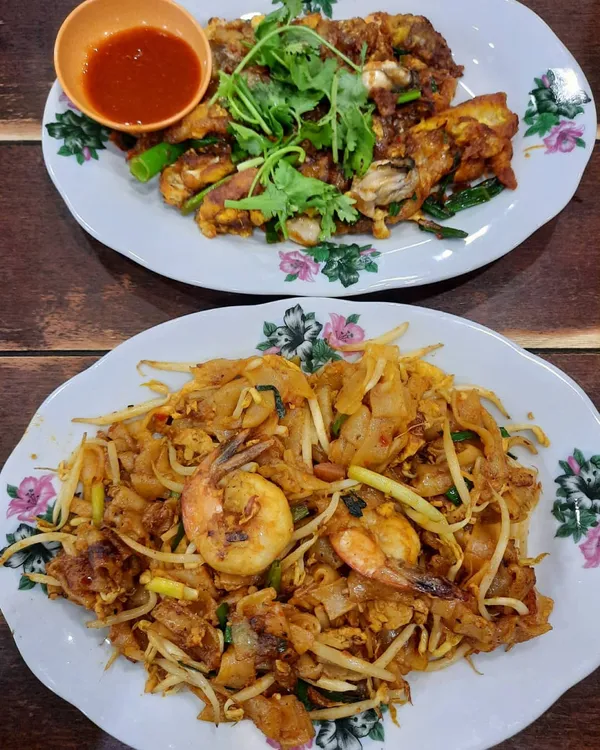 炒粿条 + 耗煎 (CKT + oyster omelette) at an Ang Mo Kio hawker ($4.50 each)!
