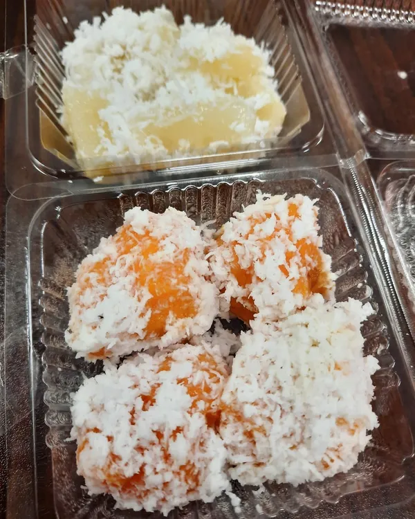 Ondeh Ondeh + Tapioca kueh haul ($1.60 + $1.20)!