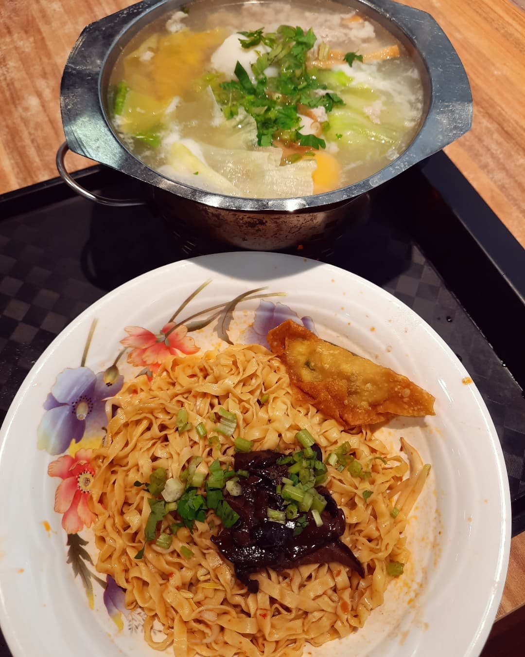 小碗面 (small bowl noodles) — free refill noodles + veggies ($5)!