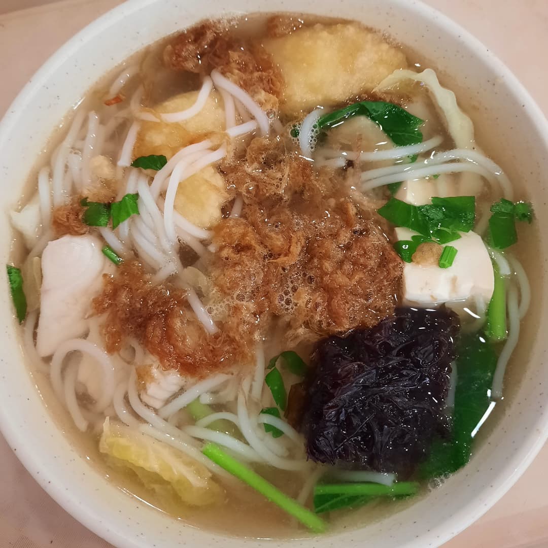 Double fish thick bee hoon soup at a hawker stall ($6)!