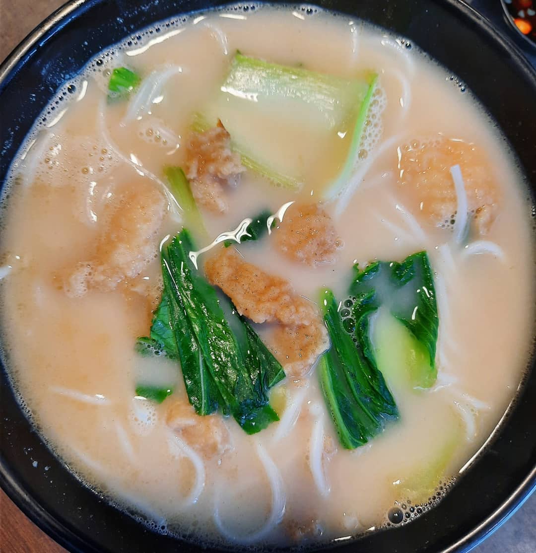 Fried fish bee hoon soup — milky broth + xiao bai cai ($5.80+)!