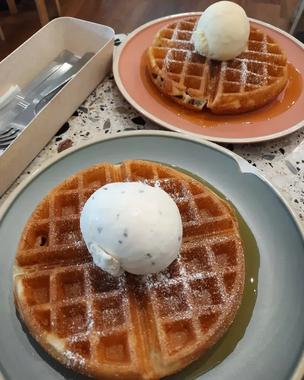 Single Scoop Waffle Set (Burpple Beyond: $11)!