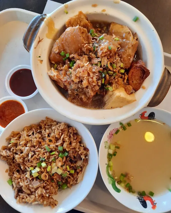 Claypot YTF + chye poh sauce + yam rice ($9.30)!