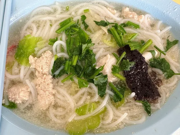 Minced pork + fish slice thick bee hoon soup (肉碎鱼片粗米粉汤) ($5)!