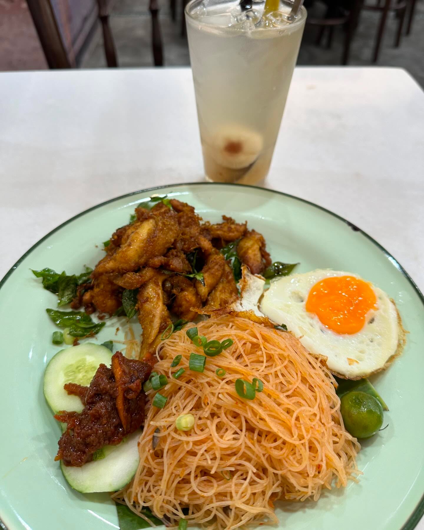 Chicken berempah + dry mee siam + lemongrass lychee ($13.90+)!