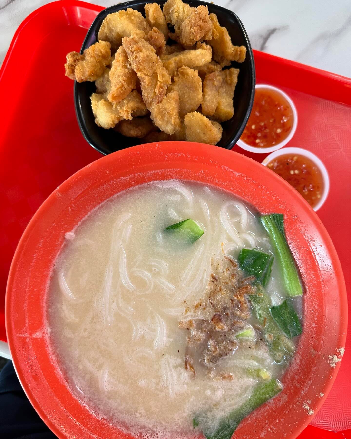An Shun Seafood Soup (安顺海鲜汤) — fried fish bee hoon soup ($9)!