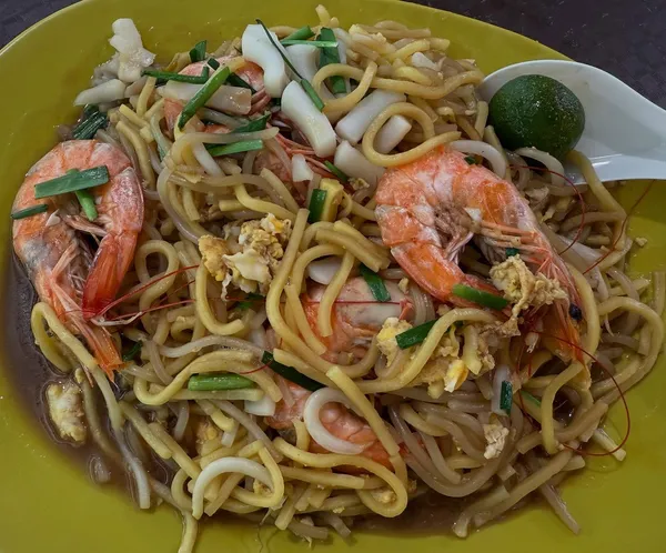 Hawker fried Hokkien mee with prawns + squid ($4)!