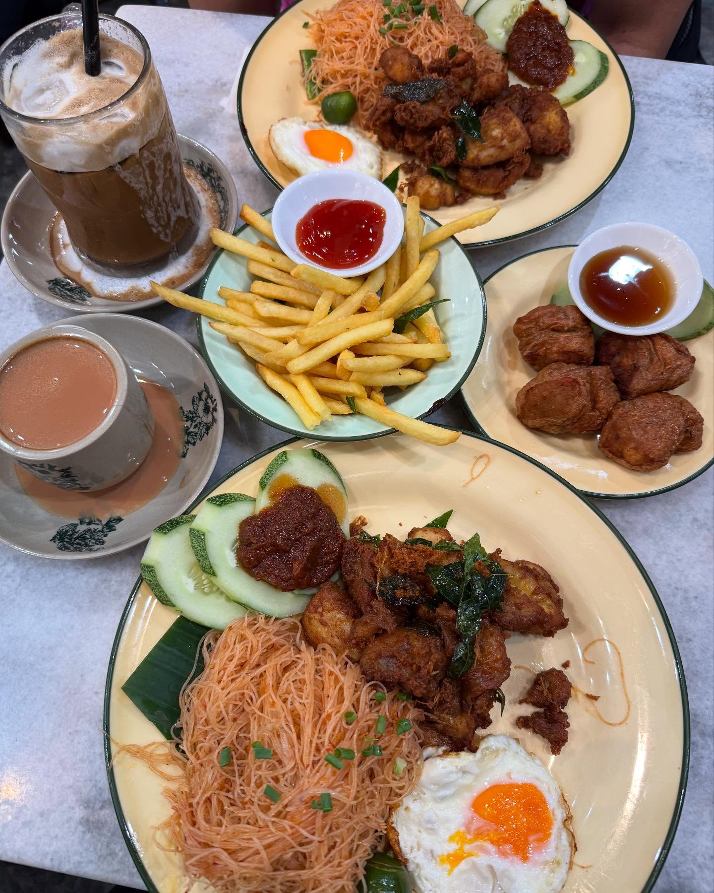 Weekday mee siam lunch set with fried chicken ($14.90++)!