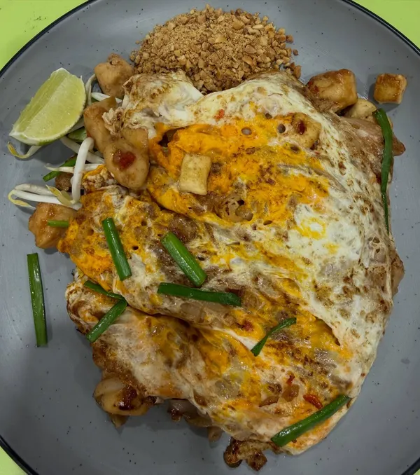 Hawker chicken pad thai with omelette blanket ($7)!