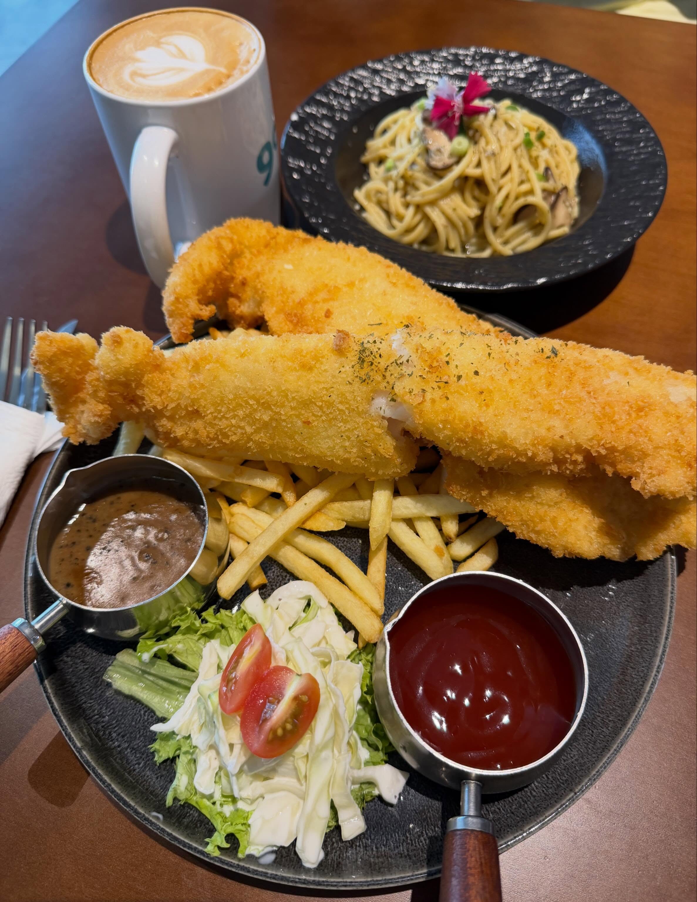 JB getaway cafe — fish & chips + mushroom aglio olio + latte (RM$48.60)!