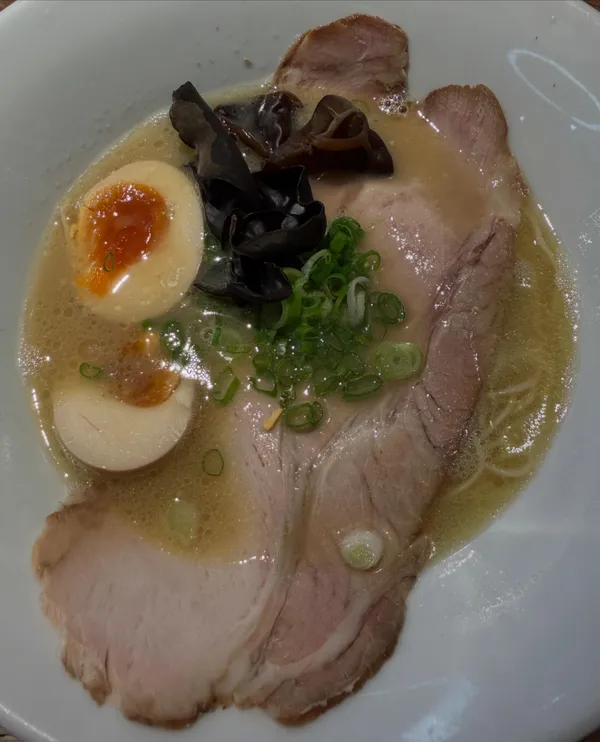 Ramen Hitoyoshi — generous chashu tonkotsu bowl!